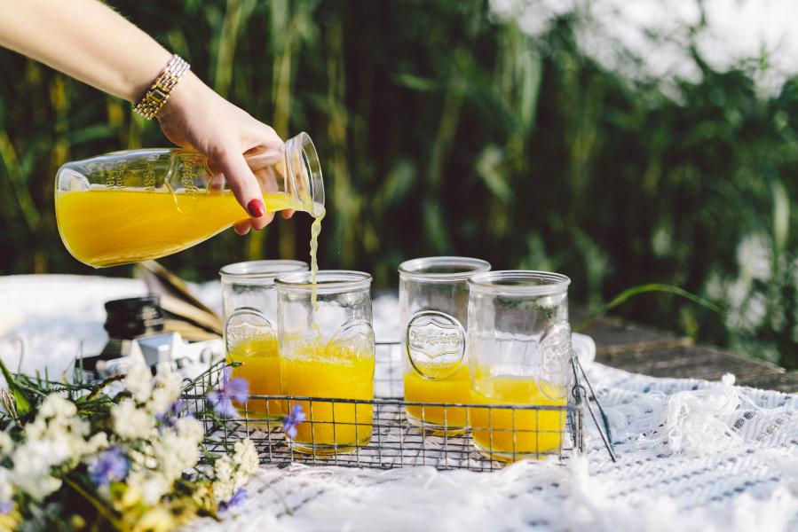 foodiesfeed.com_pouring-orange-juice-on-picnic jus de fruits Le Coin du Goût