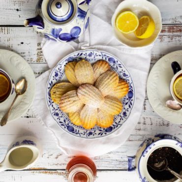 foodiesfeed.com_tea-time-with-madeleine-biscuits