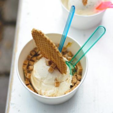 foodiesfeed.com_vanilla-ice-cream-outside
